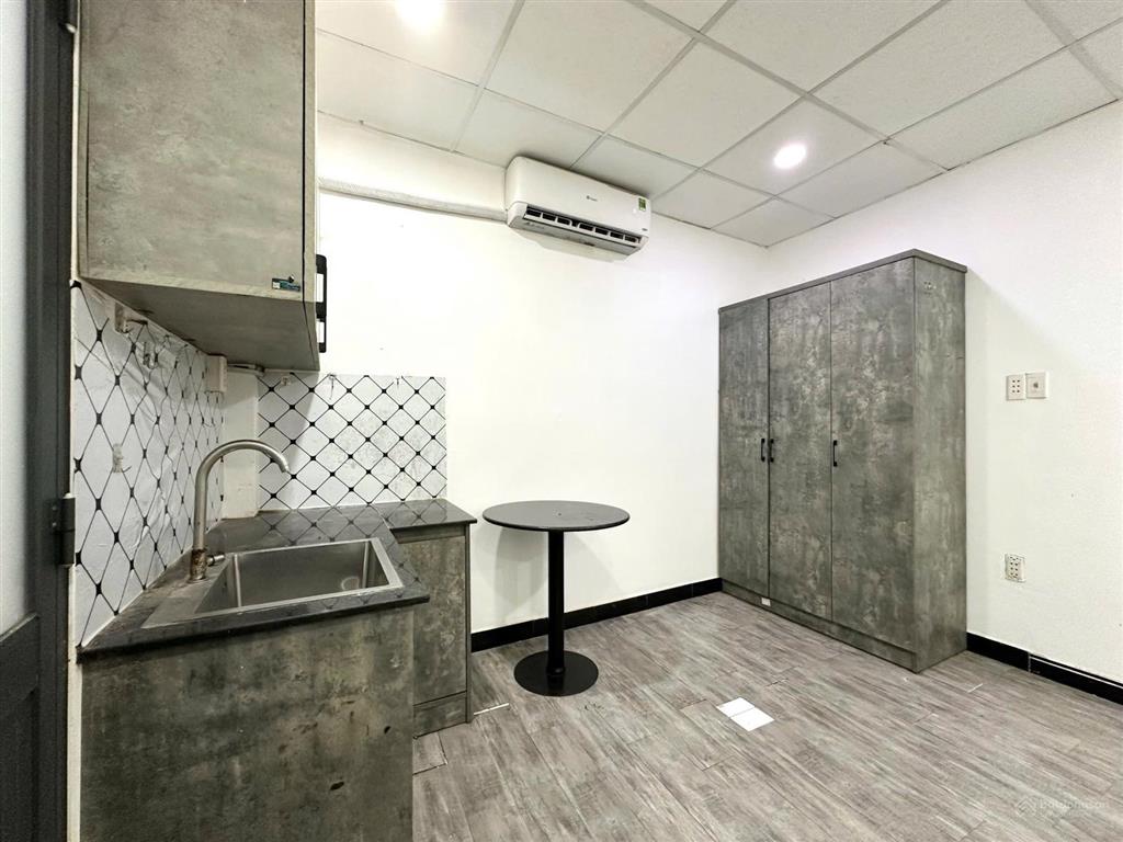 Cho thuê phòng rộng 30m2  full nội thất  thang máy  ngay phan xích long  qua quận 1 5p đi xe