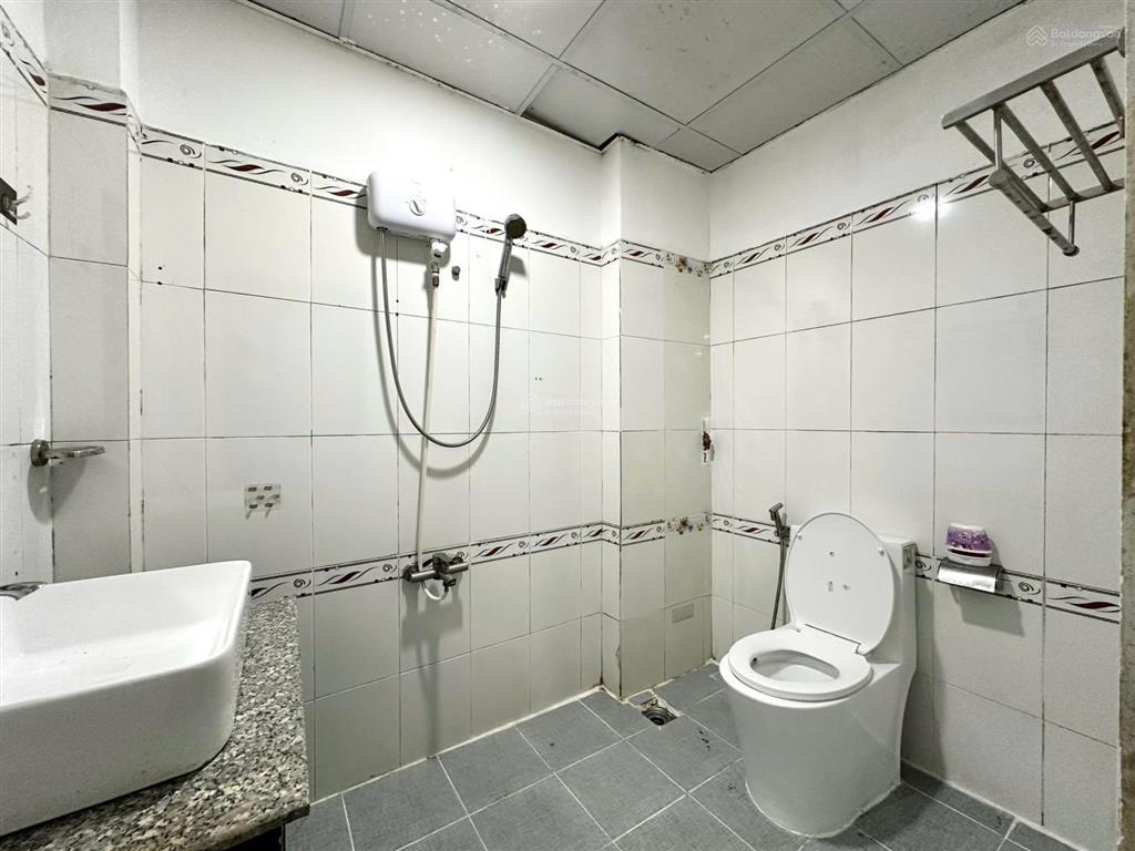 Cho thuê phòng rộng 30m2  full nội thất  thang máy  ngay phan xích long  qua quận 1 5p đi xe