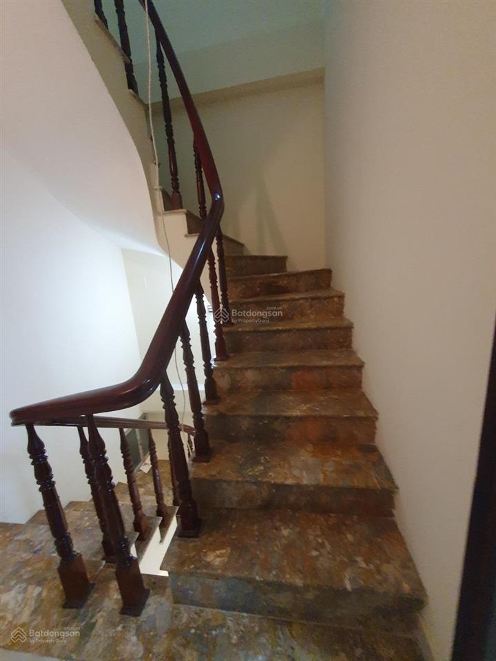 Cho thuê nhà riêng 180m2, 3 tầng, 4 ngủ, 3 wc, trung tâm quận đống đa, tiện ích phong phú