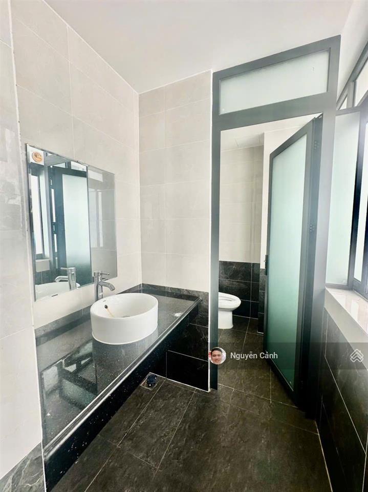 Văn phòng tầng dt 7 x 20m, ngăn sẵn vách kính,hầm xe giá chỉ 13 triệu