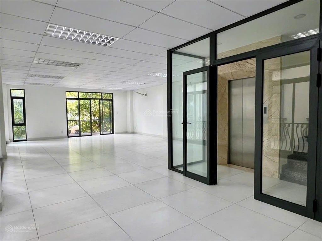 Văn phòng tầng dt 7 x 20m, ngăn sẵn vách kính,hầm xe giá chỉ 13 triệu