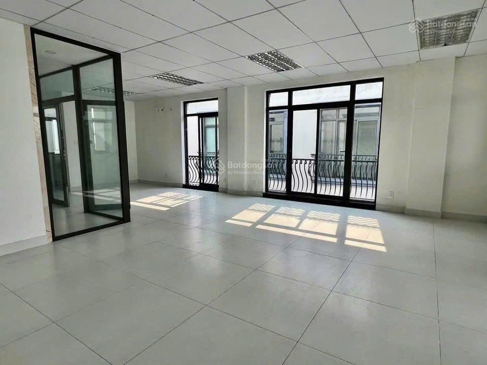 Văn phòng tầng dt 7 x 20m, ngăn sẵn vách kính,hầm xe giá chỉ 13 triệu