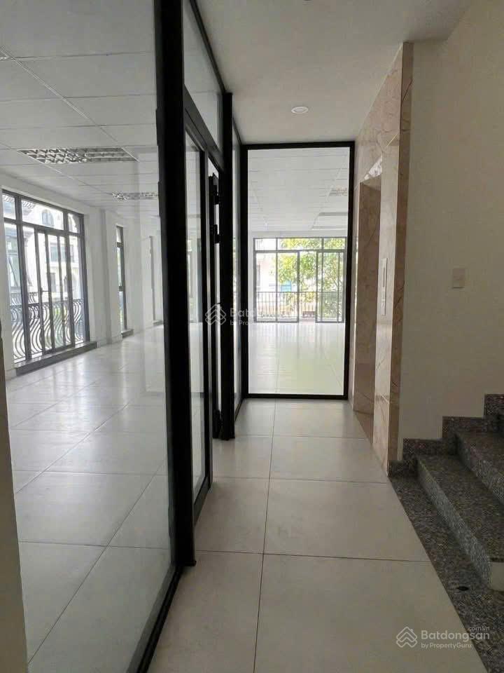 Văn phòng tầng dt 7 x 20m, ngăn sẵn vách kính,hầm xe giá chỉ 13 triệu