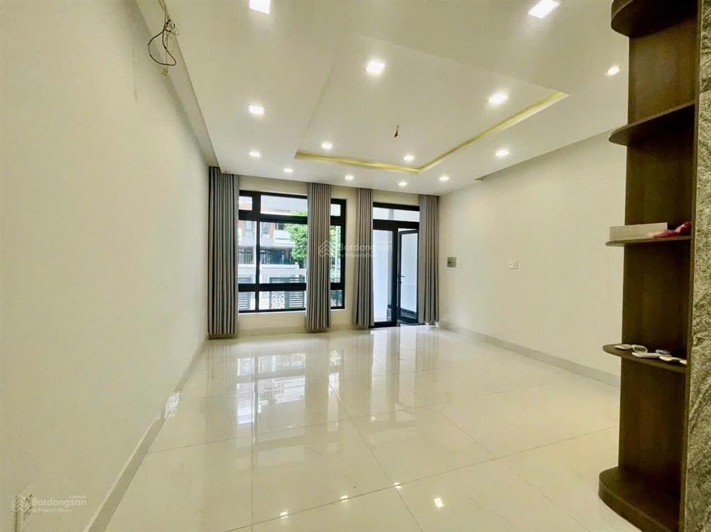 Văn phòng tầng trệt cho thuê dt 5 x 23m,,văn phòng mới đẹp