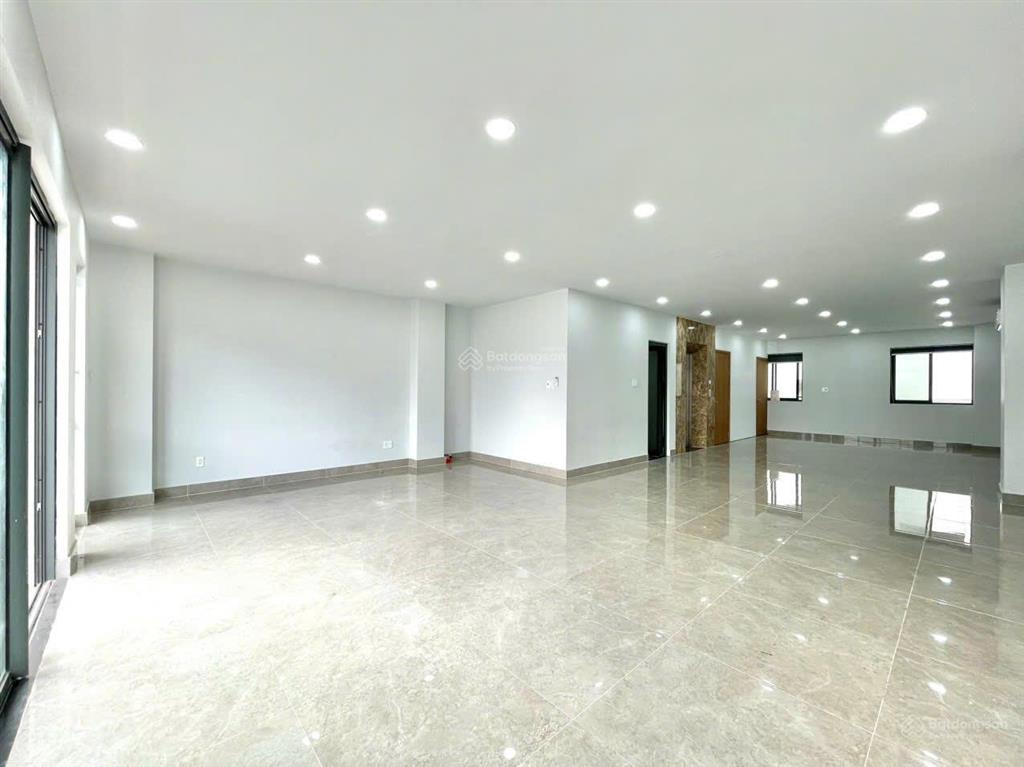 Văn phòng tầng dt 7 x 20m, ngăn sẵn vách kính,hầm xe giá chỉ 14 triệu/th