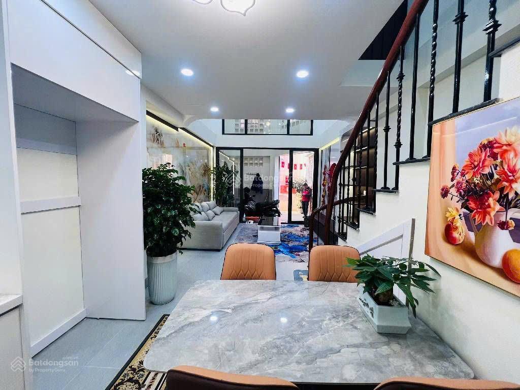 Chính chủ bán nhà hồ tây vị trí cực hiếm trong tầm tiền đi bộ ra hồ 35m2 5 tầng 8.7 tỷ