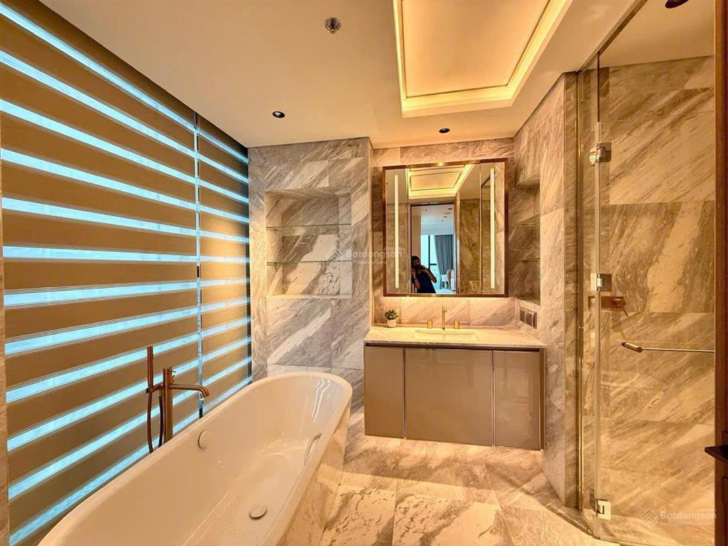 Cho thuê 3pn grand marina, dt lớn 124m2 tầng cao, view sông đắt giá