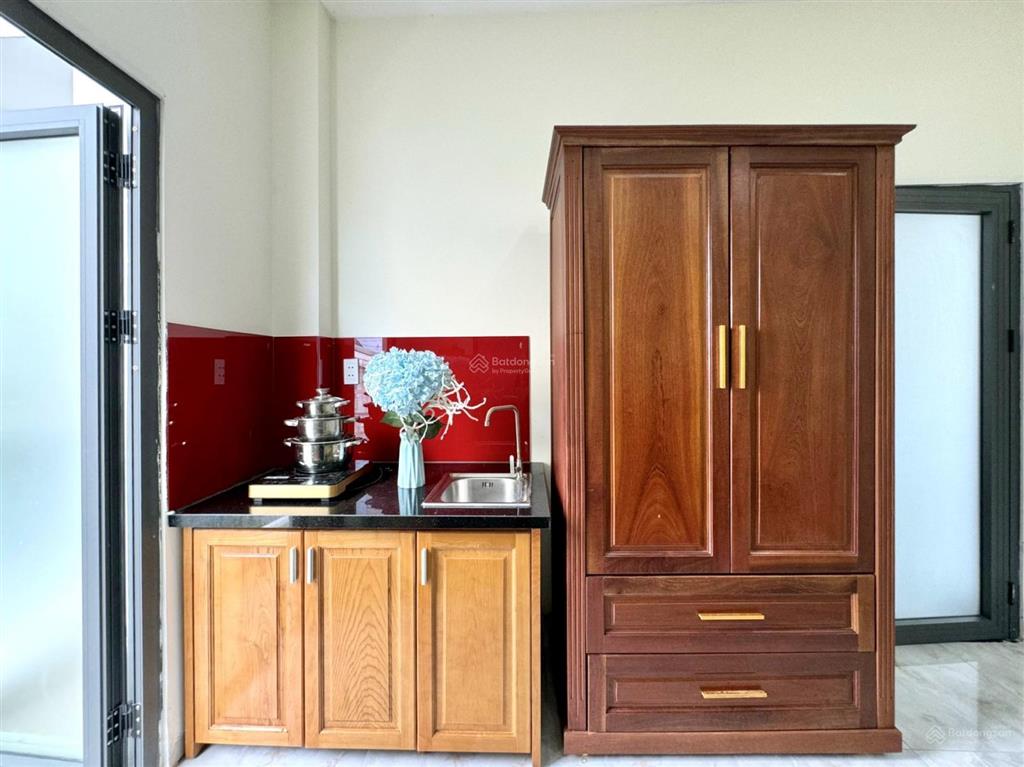 Phòng ban công thoáng, mới xây gần chợ hoàng hoa thám