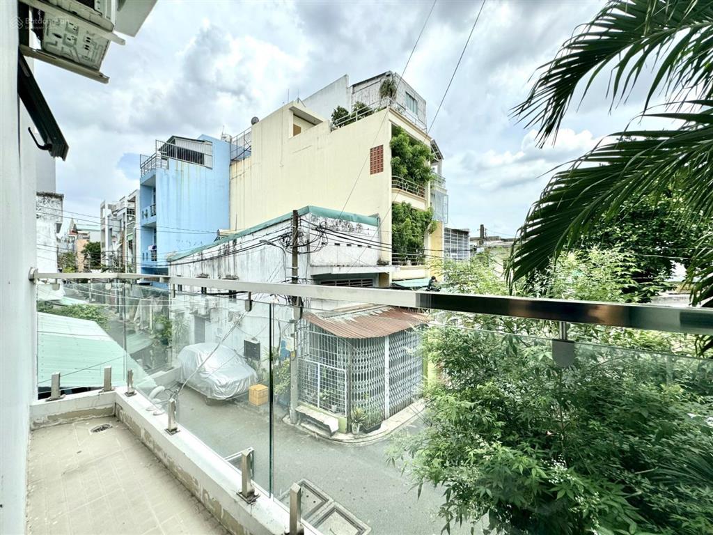 Phòng ban công thoáng, mới xây gần chợ hoàng hoa thám