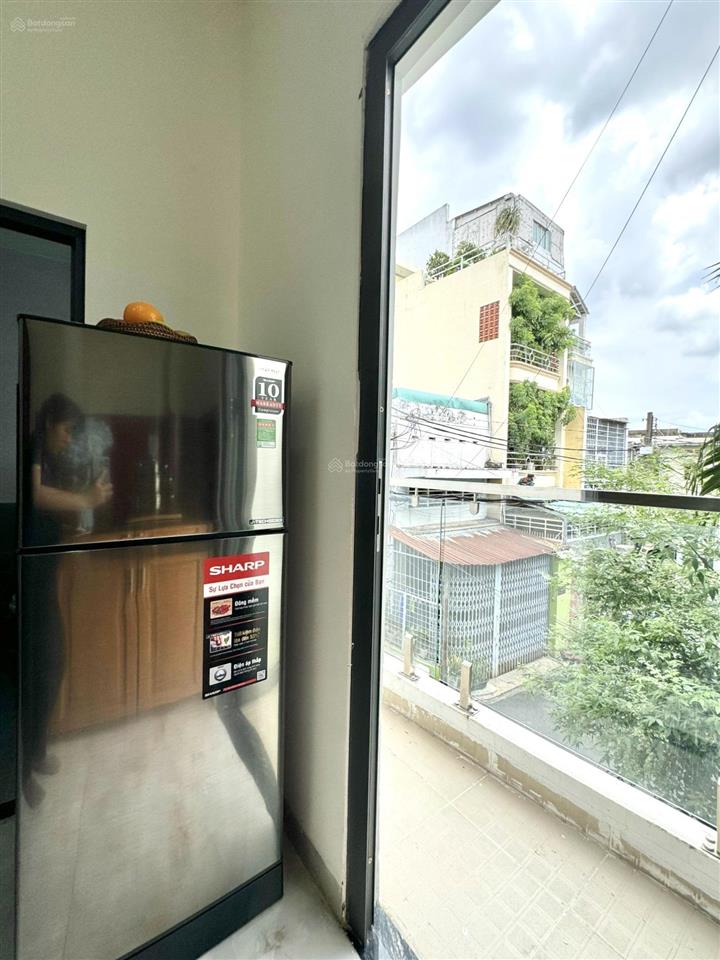 Phòng ban công thoáng, mới xây gần chợ hoàng hoa thám