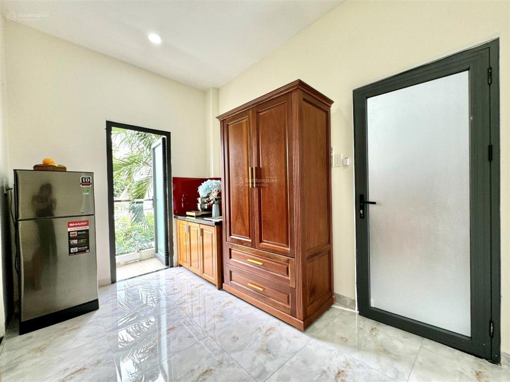 Phòng ban công thoáng, mới xây gần chợ hoàng hoa thám