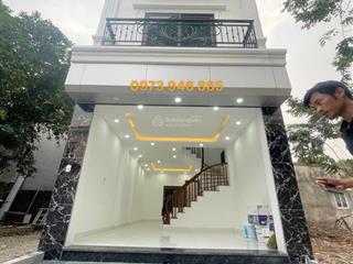 Nhà xây đơn lập, 52m2 ô tô đỗ cổng, nhà thoáng trước và sau, trường chợ cực gần.