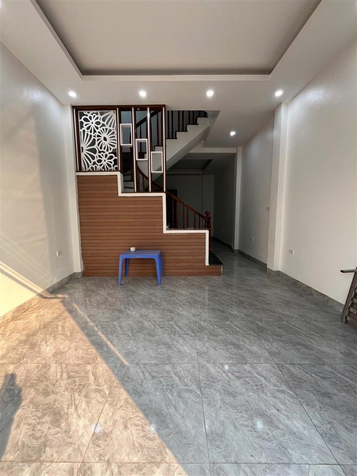 Hạ giá cần bán gấp nhà 4 tầng ô tô chạy thông dt 39m2 giá 2 tỷ900 còn thương lượng.