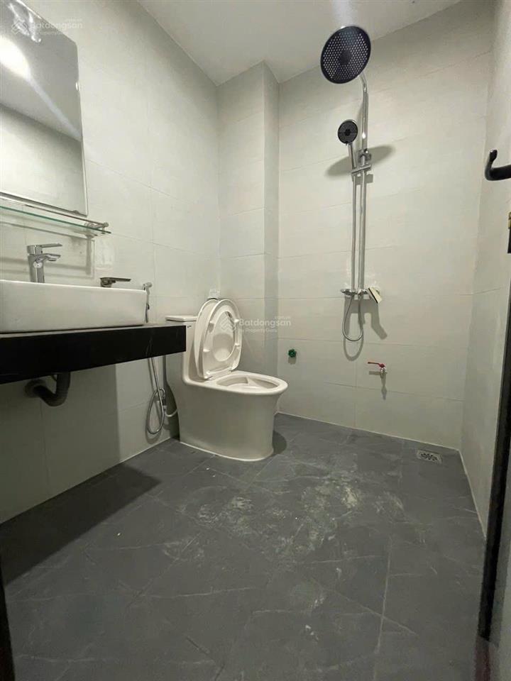 Chính chủ bán nhà 82m2 ô tô đỗ trước sân, khu vực sầm uất chợ, trường bán kính 100m