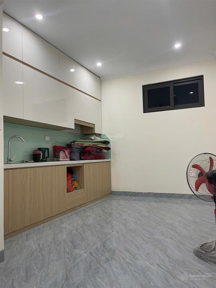 Chính chủ bán nhà 82m2 ô tô đỗ trước sân, khu vực sầm uất chợ, trường bán kính 100m