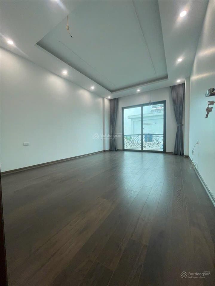 Chính chủ bán nhà 82m2 ô tô đỗ trước sân, khu vực sầm uất chợ, trường bán kính 100m