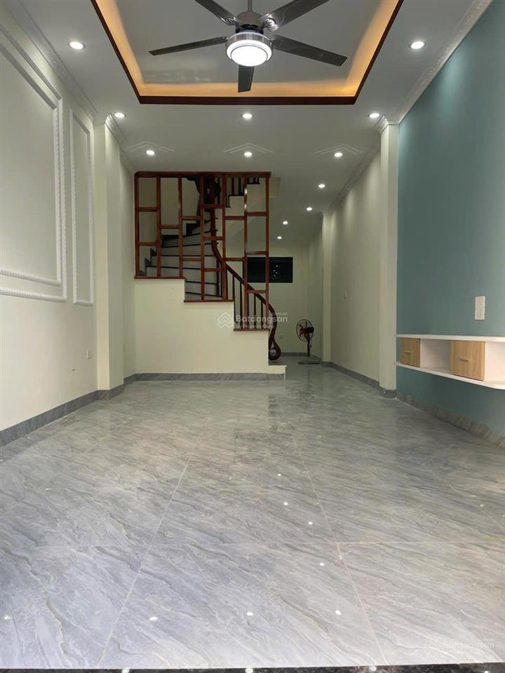 Chính chủ bán nhà 82m2 ô tô đỗ trước sân, khu vực sầm uất chợ, trường bán kính 100m