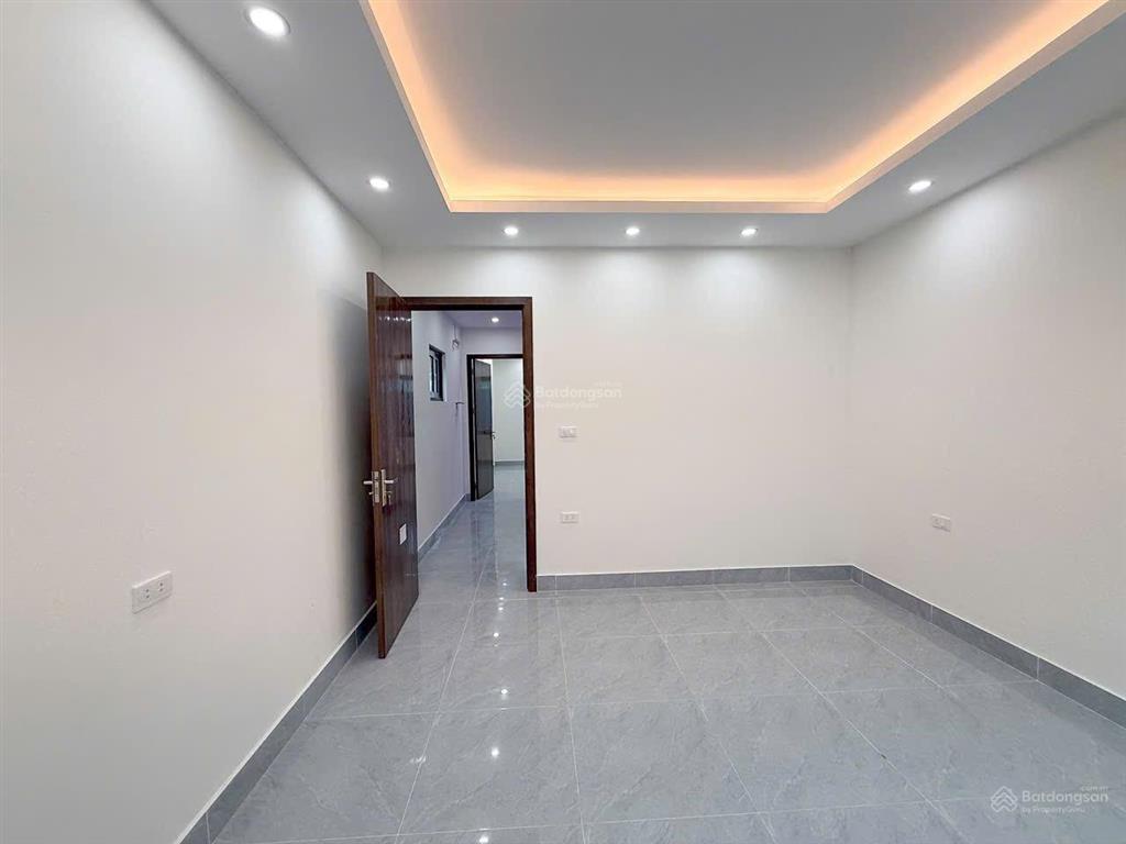 Nhà xây đơn lập chắc chắn. ô tô đỗ cửa. ngay đại lộ tl