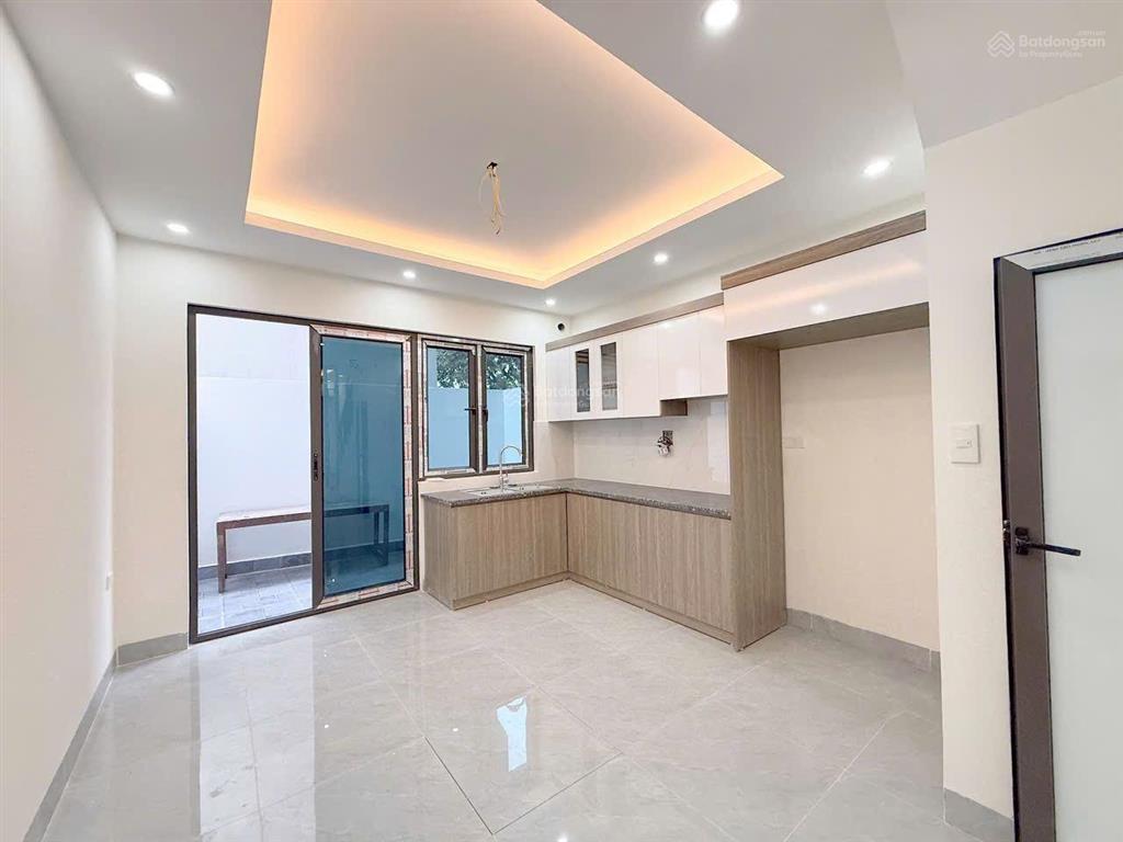 Nhà xây đơn lập chắc chắn. ô tô đỗ cửa. ngay đại lộ tl