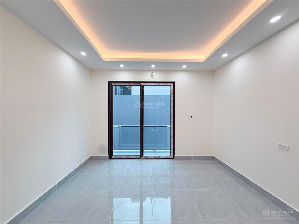 Nhà xây đơn lập chắc chắn. ô tô đỗ cửa. ngay đại lộ tl