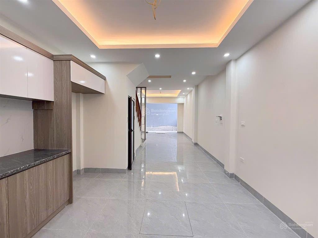 Nhà xây đơn lập chắc chắn. ô tô đỗ cửa. ngay đại lộ tl