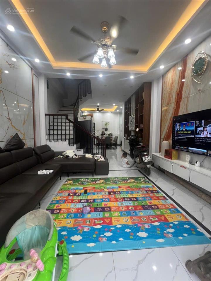 Bán gấp nhà 52m2  xây 3 tầng  ngay đại lộ tl, ô tô đỗ cổng, giá 3 tỷ 180 có tl.