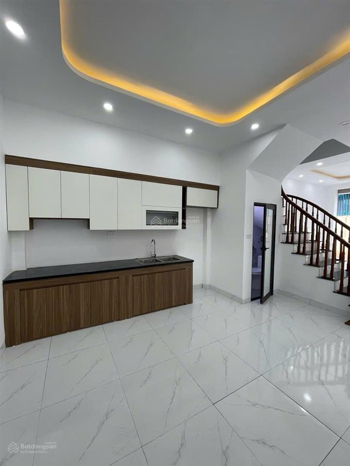 Nhà xây độc lập  ô tô đỗ cửa dt 43,3m2  giá 3 tỷ 580 có tl  trường chợ gần  ngay đại lộ tl