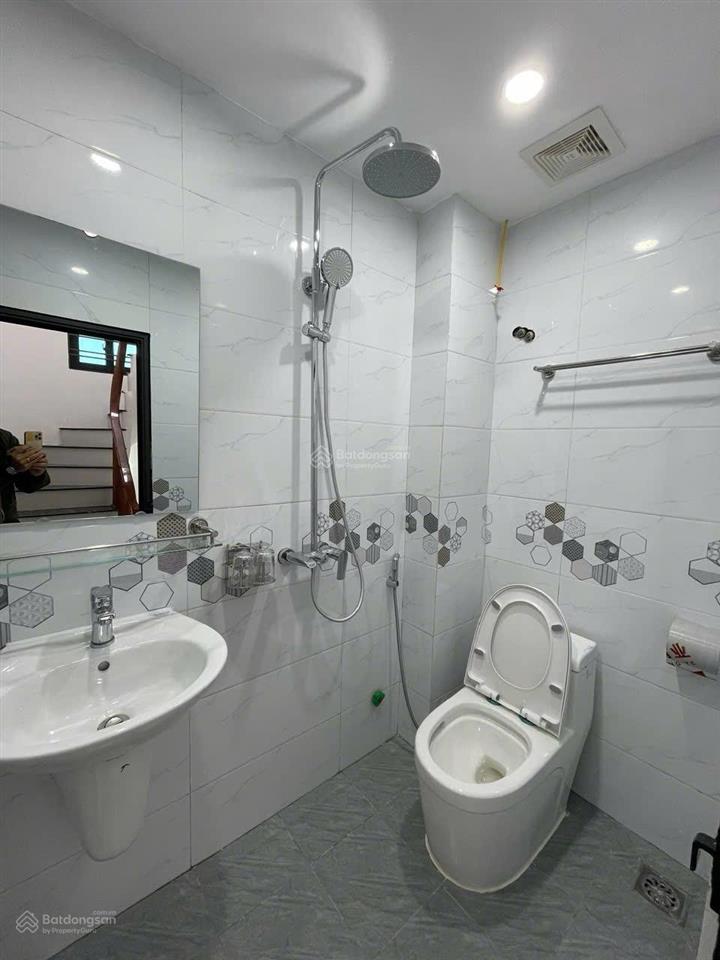 Nhà xây độc lập  ô tô đỗ cửa dt 43,3m2  giá 3 tỷ 580 có tl  trường chợ gần  ngay đại lộ tl