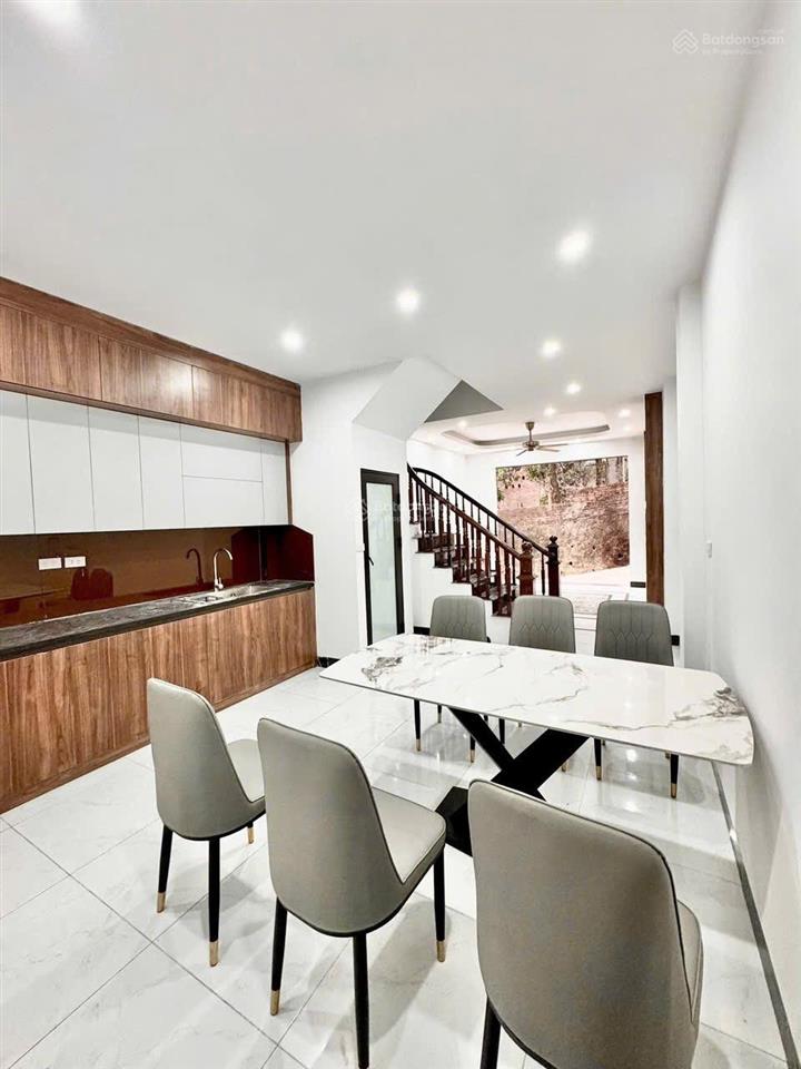 Cần tiền bán gấp nhà 48m2 xây 3 tầng, ô tô thông, giá 3 tỷ 1 còn bớt.
