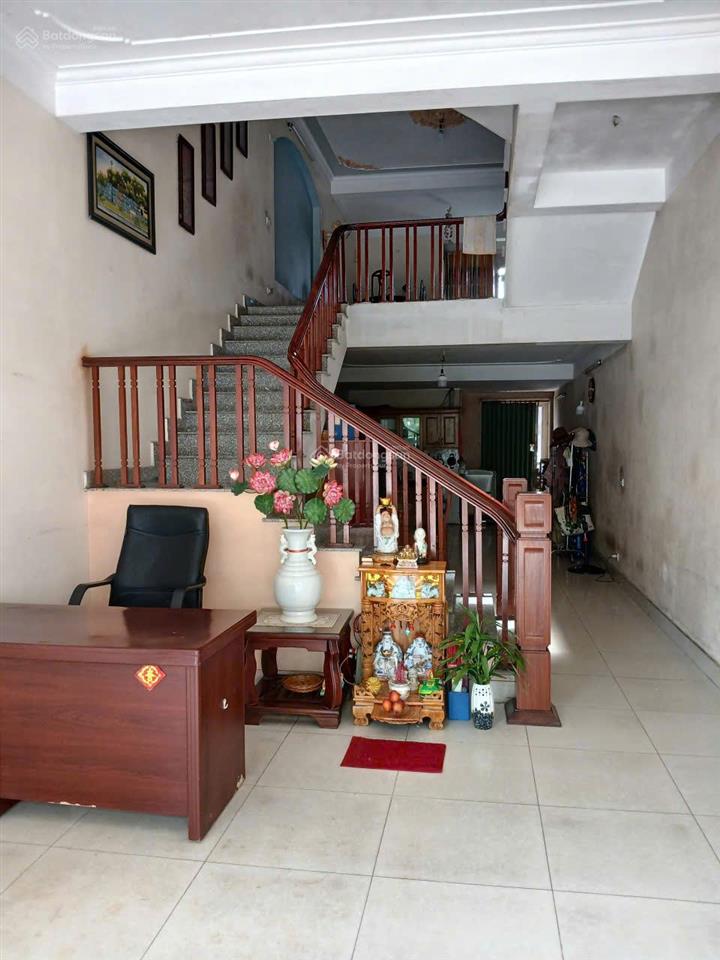 Cần cho thuê lại mặt bằng đang kinh doanh cafe sẵn bàn ghế 63m2, chỉ 4tr/th