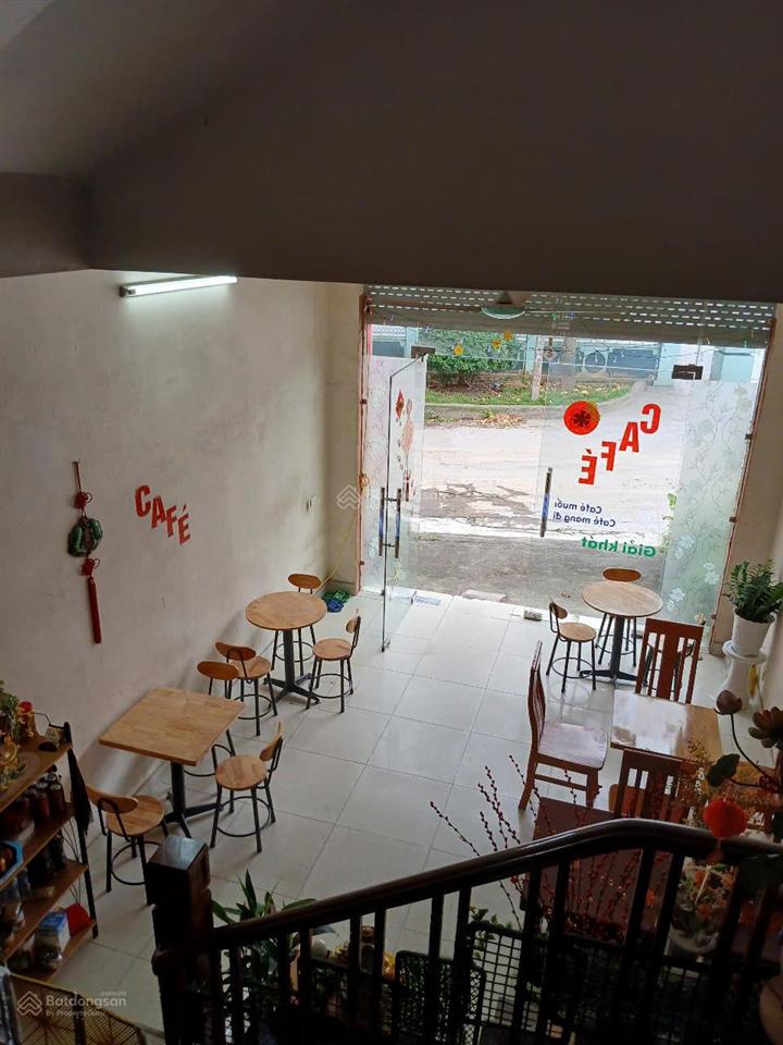 Cần cho thuê lại mặt bằng đang kinh doanh cafe sẵn bàn ghế 63m2, chỉ 4tr/th