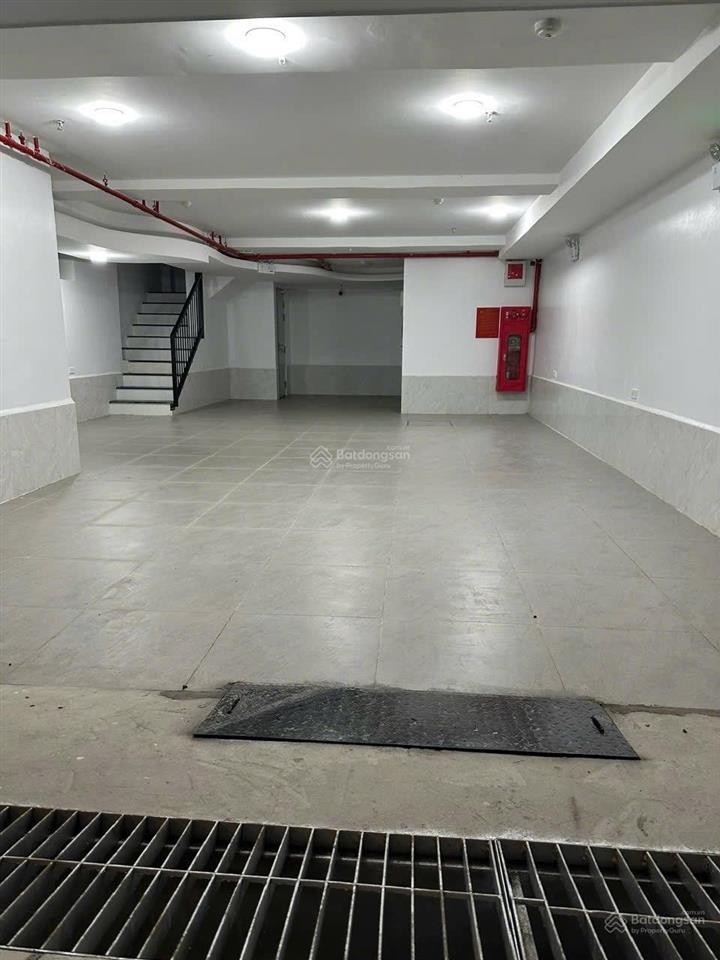 Tòa văn phòng cổ linh cực vip  7 tầng  4 mặt thoáng, trước mặt là vườn hoa điều hòa âm