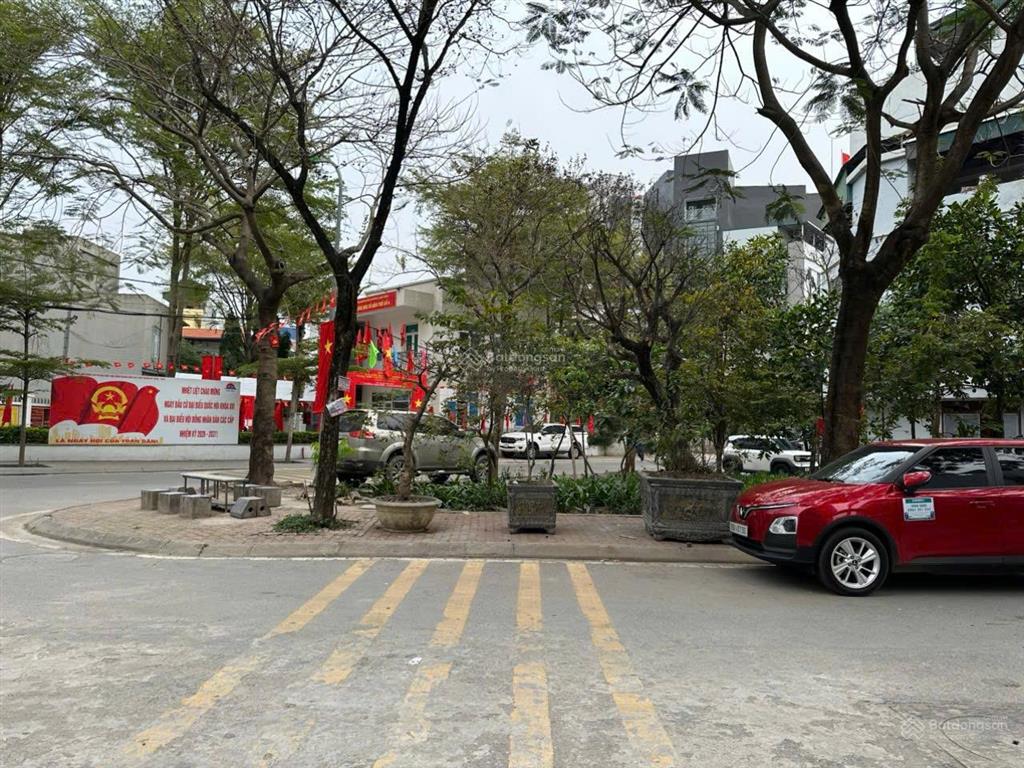 Tòa văn phòng cổ linh cực vip  7 tầng  4 mặt thoáng, trước mặt là vườn hoa điều hòa âm