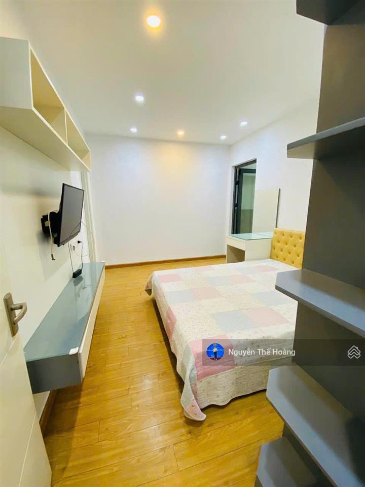 Gia đình cần bán ch 2n  2wc, 80m2 tòa goldsilk. tầng trung bc thoáng, full đồ, phù hợp ở lâu dài