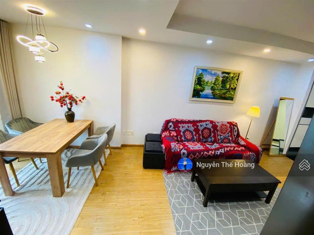 Gia đình cần bán ch 2n  2wc, 80m2 tòa goldsilk. tầng trung bc thoáng, full đồ, phù hợp ở lâu dài