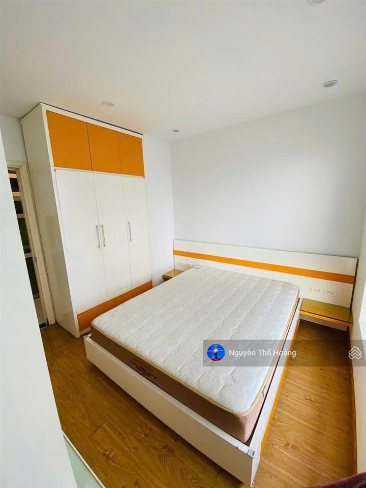 Gia đình cần bán ch 2n  2wc, 80m2 tòa goldsilk. tầng trung bc thoáng, full đồ, phù hợp ở lâu dài