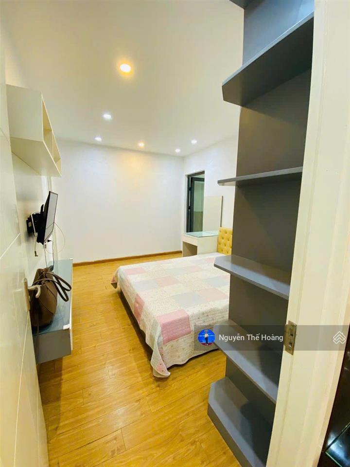 Gia đình cần bán ch 2n  2wc, 80m2 tòa goldsilk. tầng trung bc thoáng, full đồ, phù hợp ở lâu dài