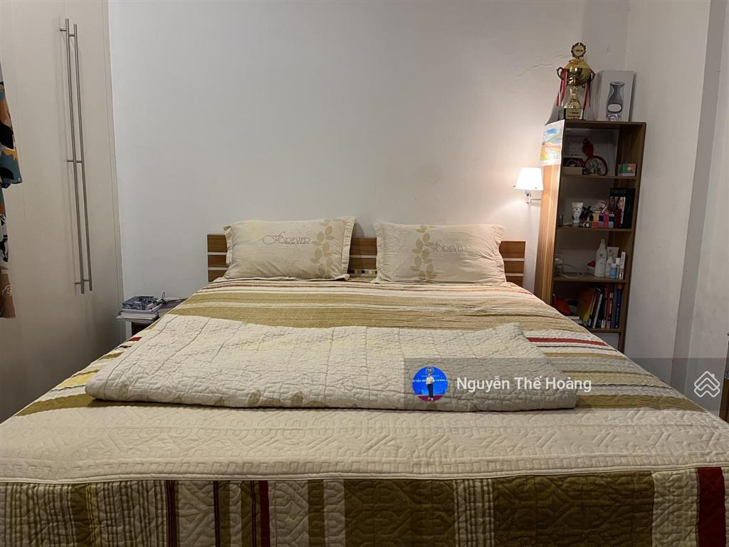 Giá thật, gia đình bán gấp ch 3n  2wc, 95m2 tòa golden land. tầng trung bc đông nam mát mẻ, sổ đỏ