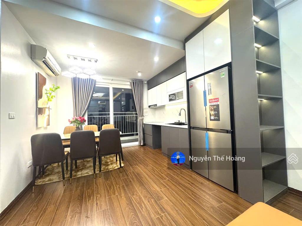 Giá thật, bán ch 3n  2wc 90m2 tòa startower. tầng trung bc thoáng mát, nội thất cơ bản, sổ đỏ sẵn