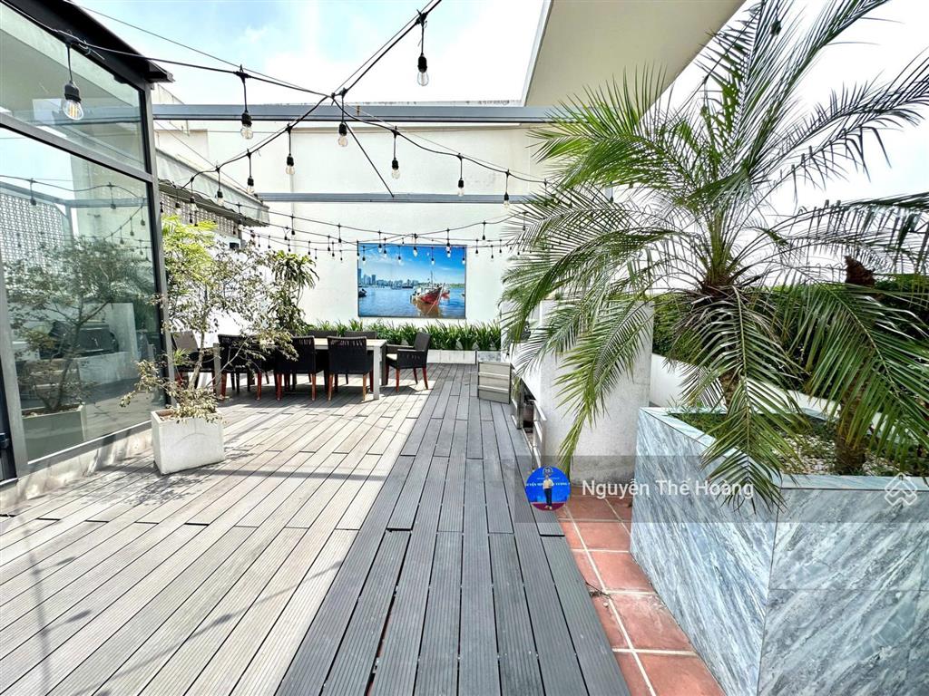 Chuyển nhượng lại căn penhouse. 4n  4wc tòa kosmo. view hồ tây, bc công mát mẻ, full nội thất