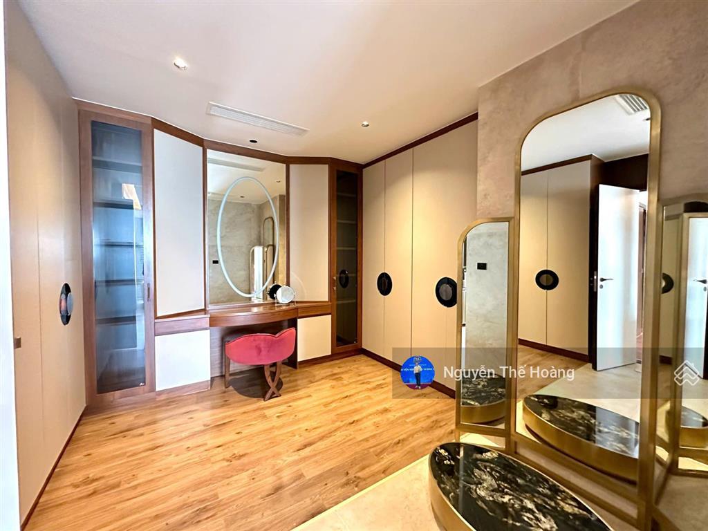 Chuyển nhượng lại căn penhouse. 4n  4wc tòa kosmo. view hồ tây, bc công mát mẻ, full nội thất