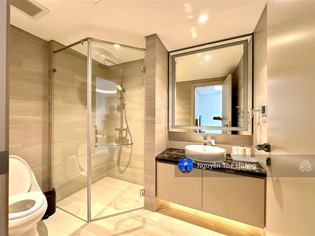 Chuyển nhượng lại căn penhouse. 4n  4wc tòa kosmo. view hồ tây, bc công mát mẻ, full nội thất