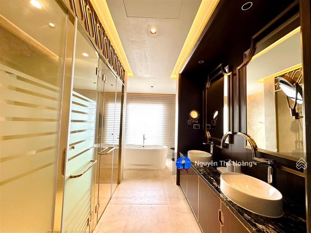 Chuyển nhượng lại căn penhouse. 4n  4wc tòa kosmo. view hồ tây, bc công mát mẻ, full nội thất
