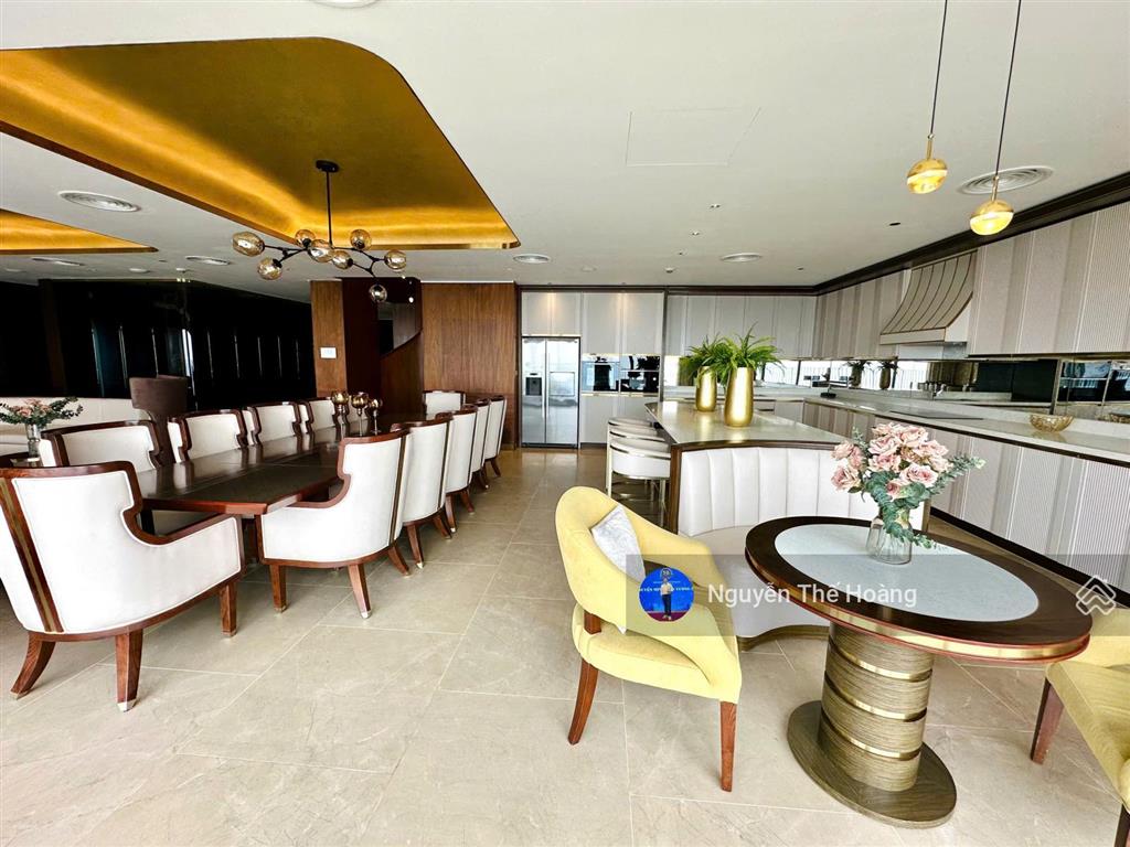 Chuyển nhượng lại căn penhouse. 4n  4wc tòa kosmo. view hồ tây, bc công mát mẻ, full nội thất