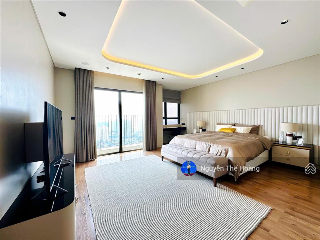 Chuyển nhượng lại căn penhouse. 4n  4wc tòa kosmo. view hồ tây, bc công mát mẻ, full nội thất