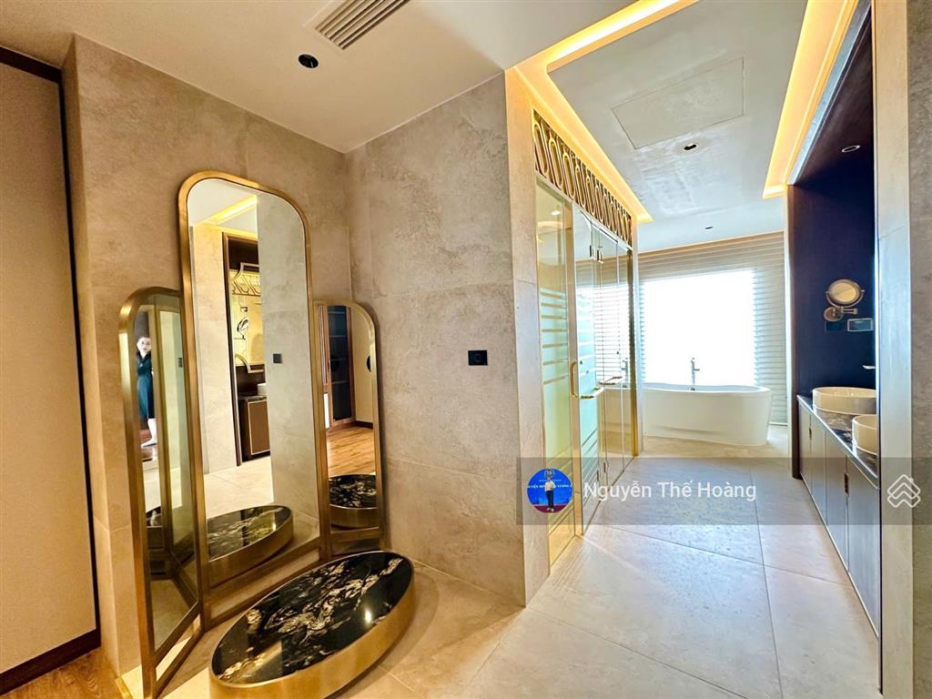 Chuyển nhượng lại căn penhouse. 4n  4wc tòa kosmo. view hồ tây, bc công mát mẻ, full nội thất