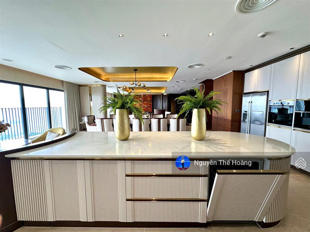 Chuyển nhượng lại căn penhouse. 4n  4wc tòa kosmo. view hồ tây, bc công mát mẻ, full nội thất
