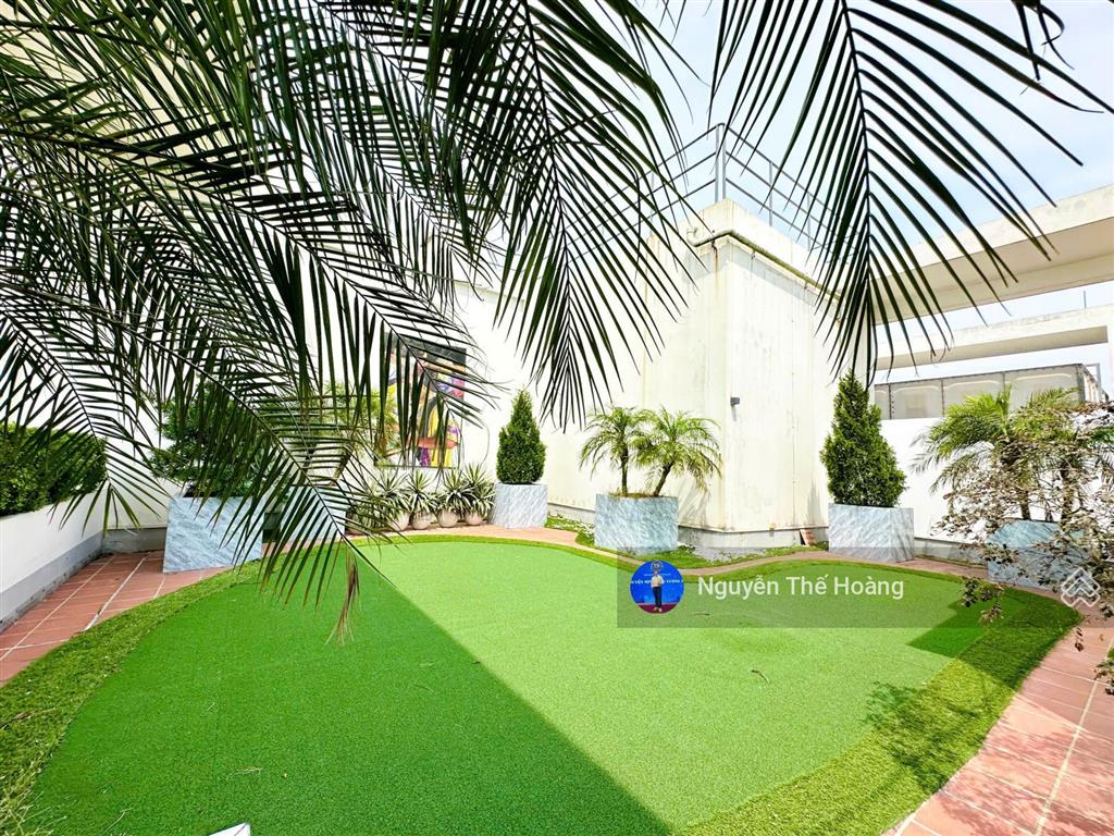 Chuyển nhượng lại căn penhouse. 4n  4wc tòa kosmo. view hồ tây, bc công mát mẻ, full nội thất