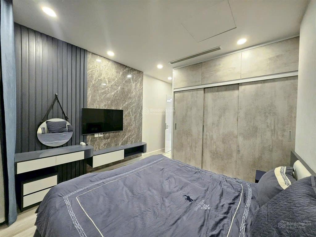 Gia đình cần bán lại ch 2n tòa brg lê văn lương. nhà có đầy đủ nội thất, tầng trung thoáng mát, sổ