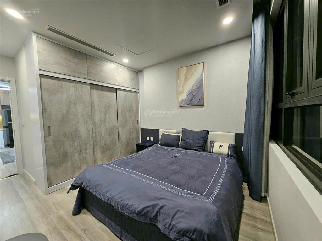 Gia đình cần bán lại ch 2n tòa brg lê văn lương. nhà có đầy đủ nội thất, tầng trung thoáng mát, sổ
